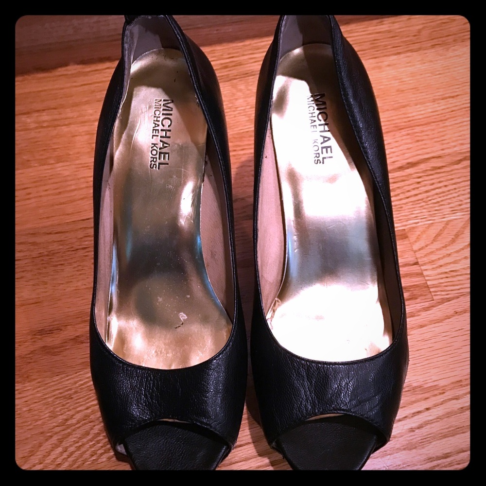 Michael Kors signature black pumps!