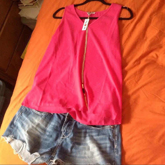 Tops - Pink tank with necklace included - supercute!! 💝