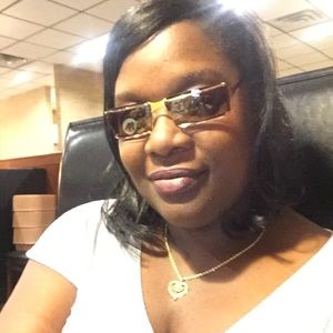 Meet your Posher, Nikia