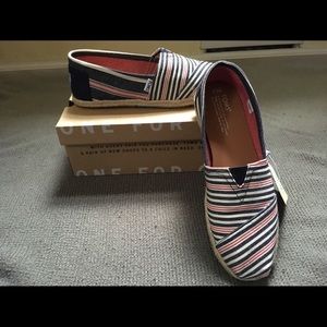 NIB Toms Classic Navy Red Woven Stripe Rope Sole