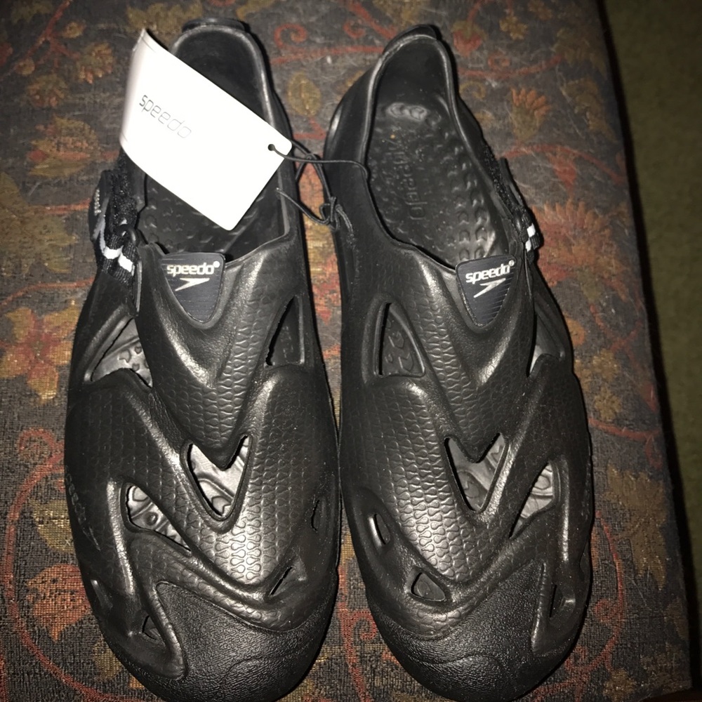 Speedo women's black water shoes size 8- NWT