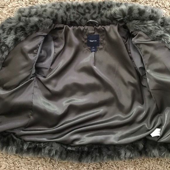 Girls gap fur coat - Picture 2 of 2