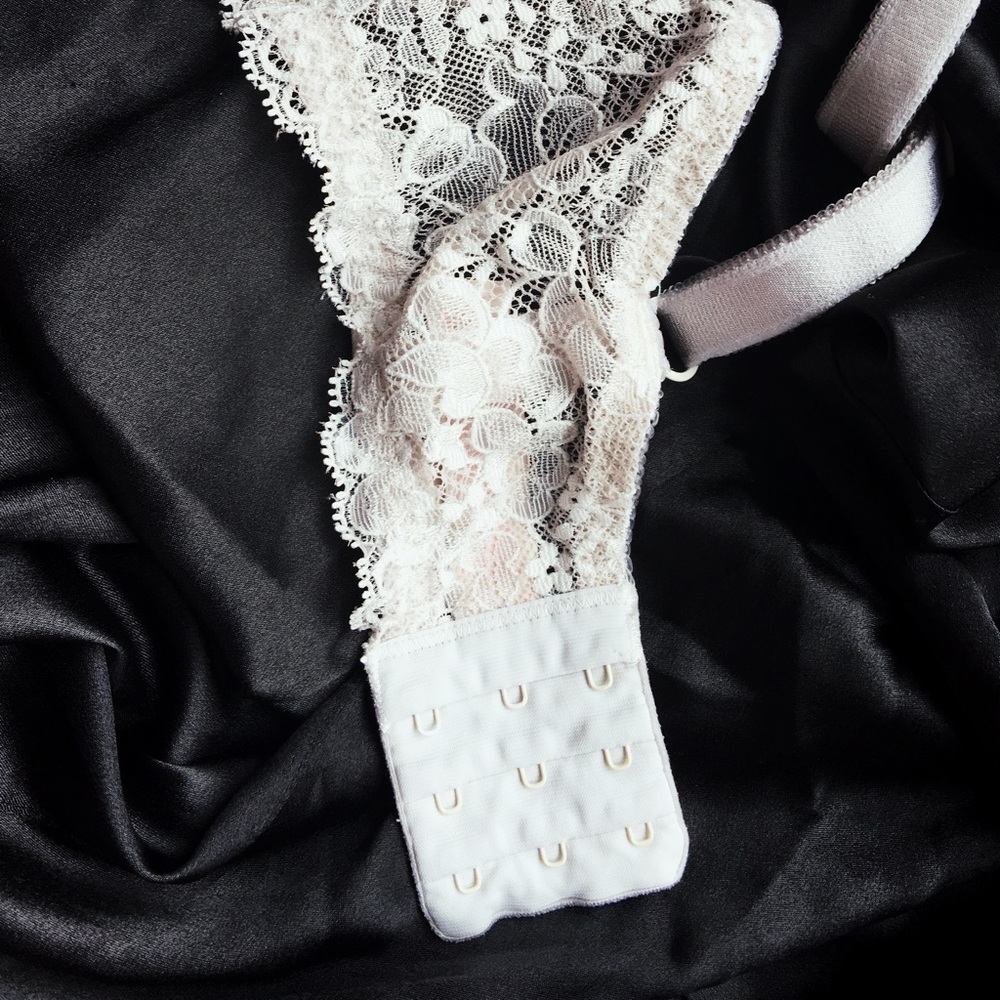 Victoria's Secret Bra {used} - Picture 4 of 4