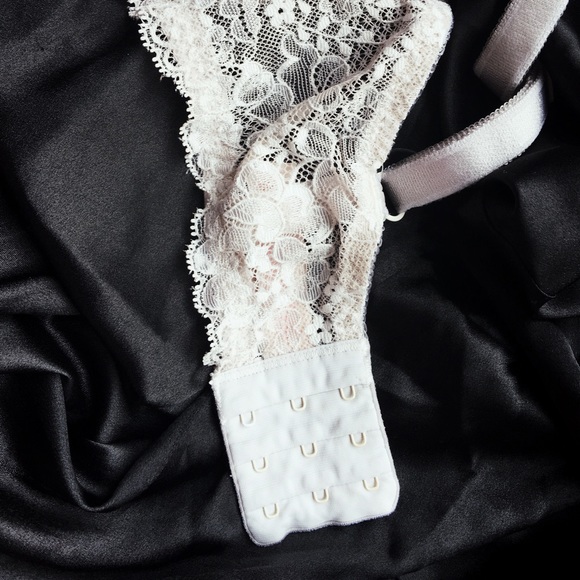 Victoria's Secret Bra {used} - Picture 4 of 4