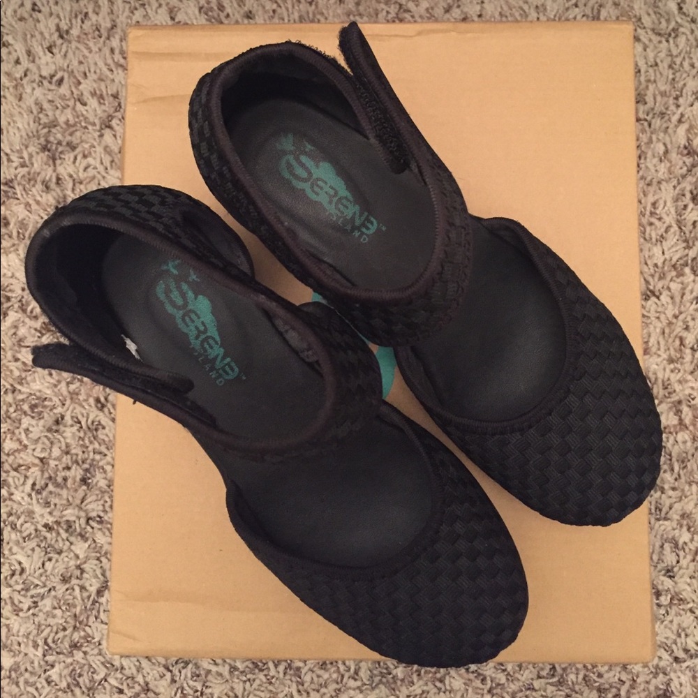 Black wedge comfort shoe