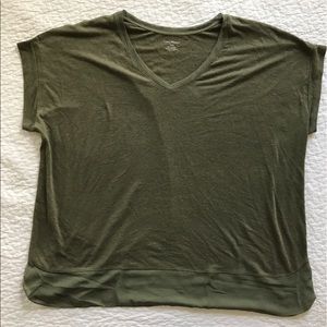 ⭐️ Olive linen mixed fabric tee. NWOT. Firm :)