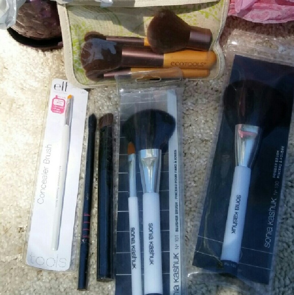 Variety of cosmetic brushes - Picture 1 of 4