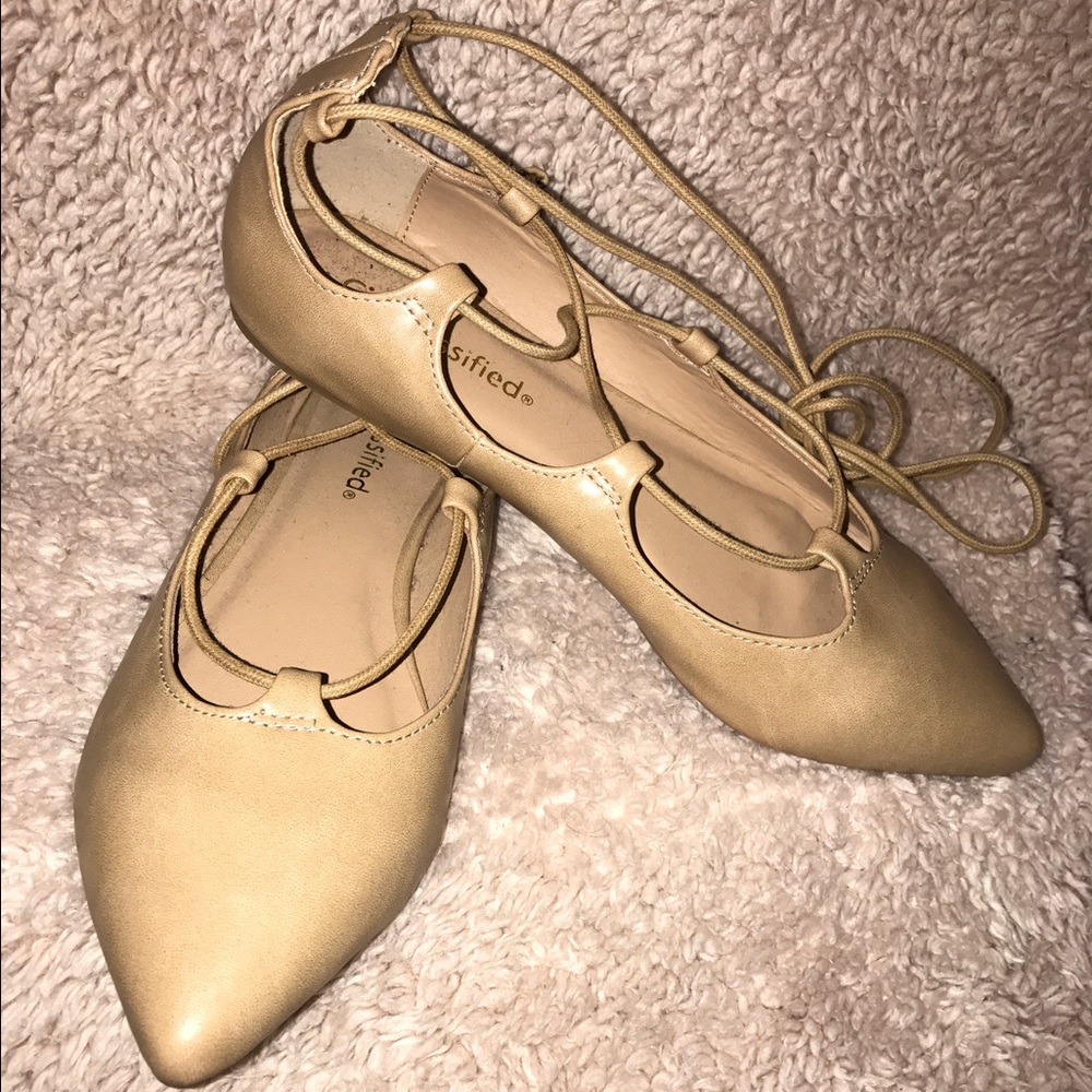 Laced Pointed Flats.
