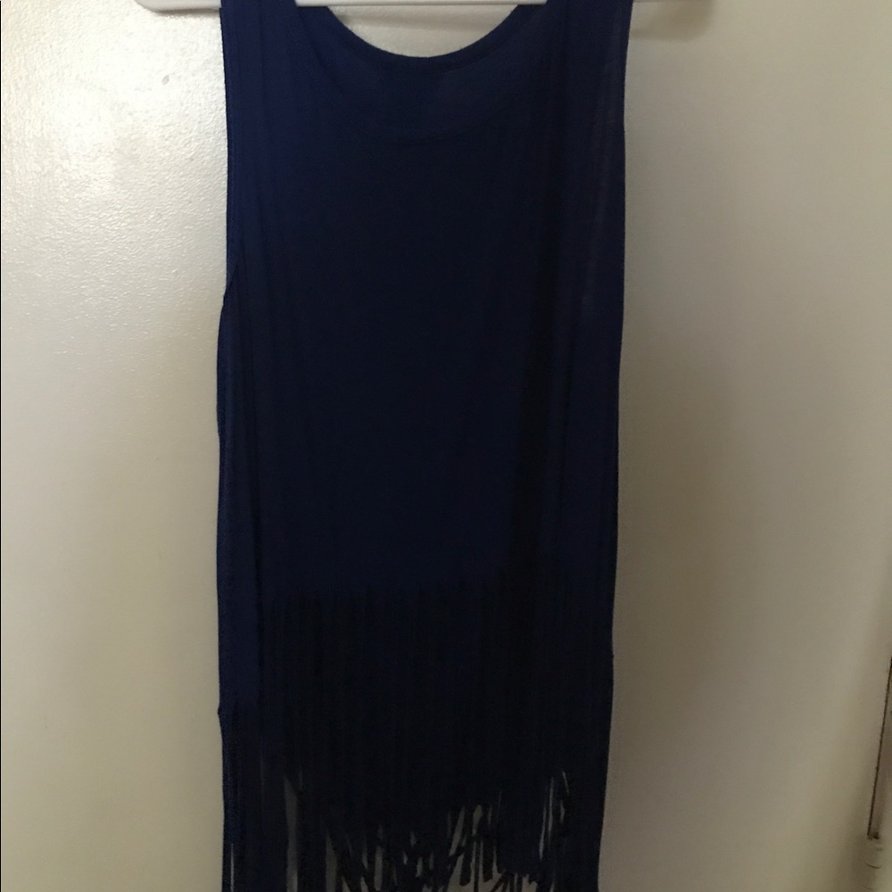 Tank with fringes