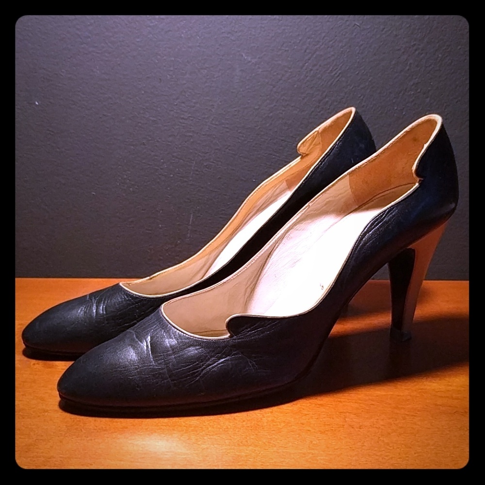 Vintage, scallop-edged pumps.