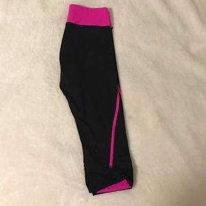 NWOT Betsey Johnson Small Capri Leggings