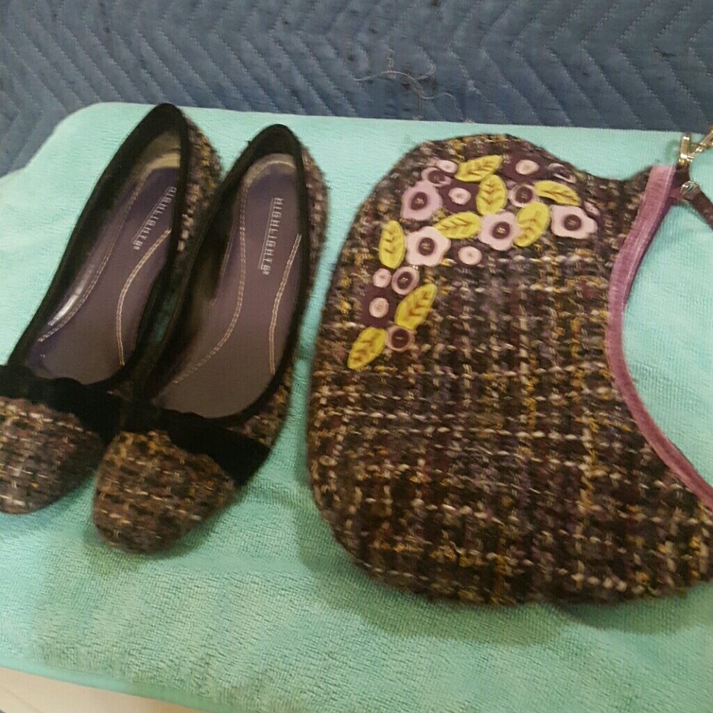 Low heel shoe /with matching  hand bag,gently used