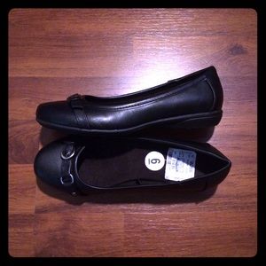 White Mt. size 6 black dress flats