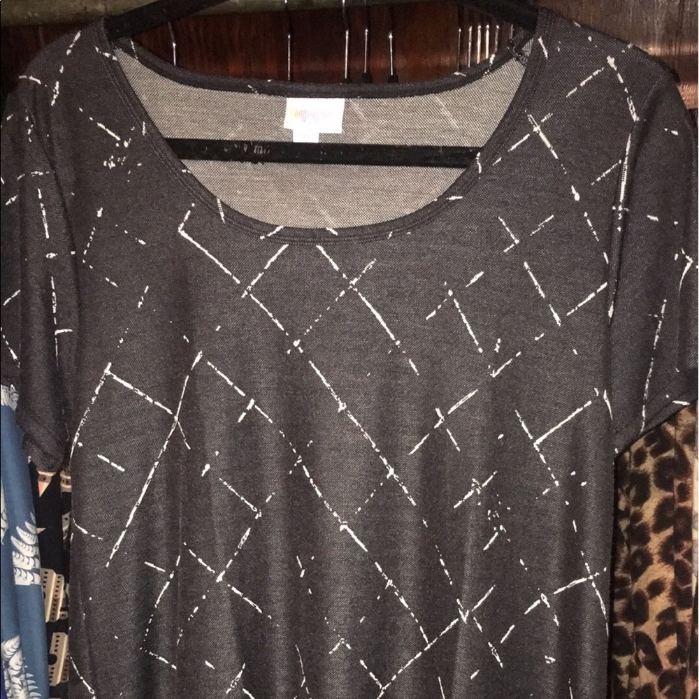 Medium lularoe classic T