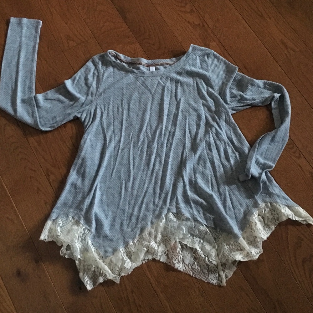 Grey top with lace edging- very fashionable ❤️