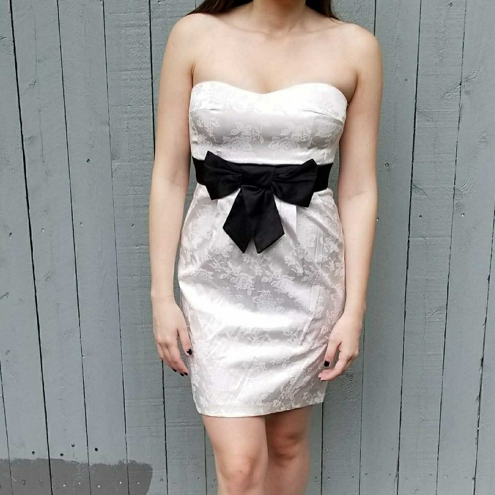 White Sleevless Mini Dress with Black Bow