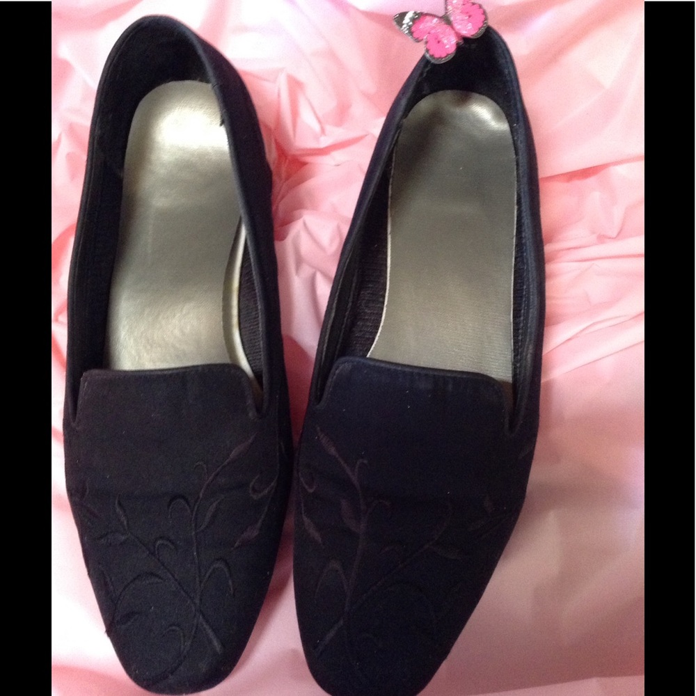 Highlights Black dress flats