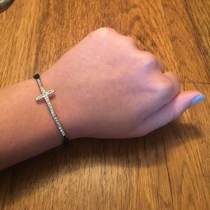 Adjustable cross bracelet in black and silver