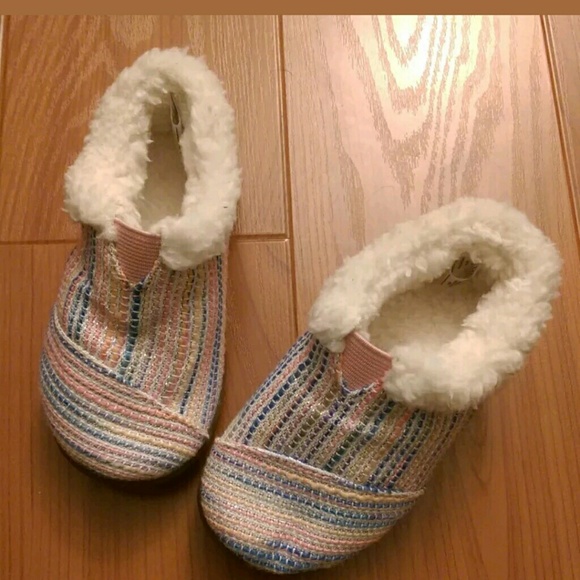 New* Tom\'s Pink metallic woven slipers sizeT6