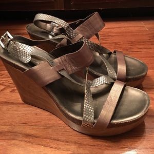 Bandilino metallic platform wedge