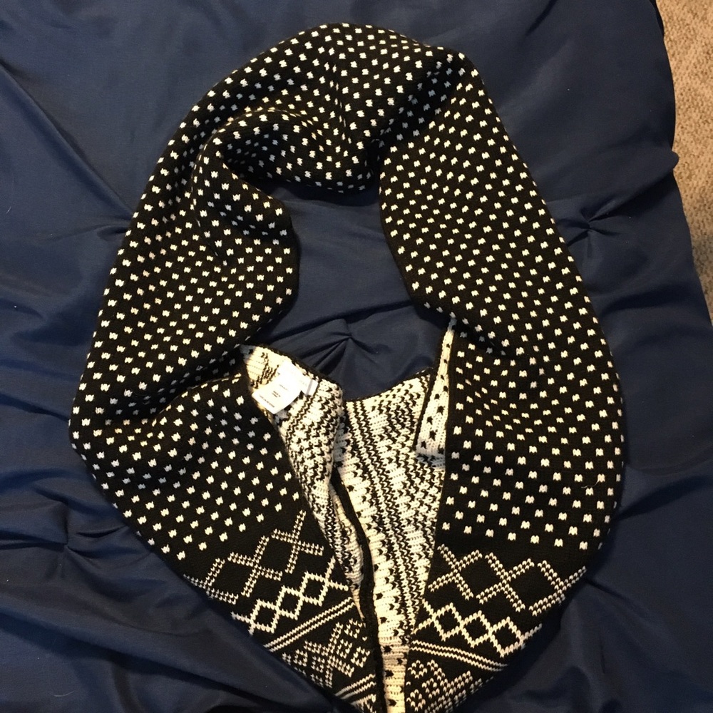 Reversible herringbone scarf