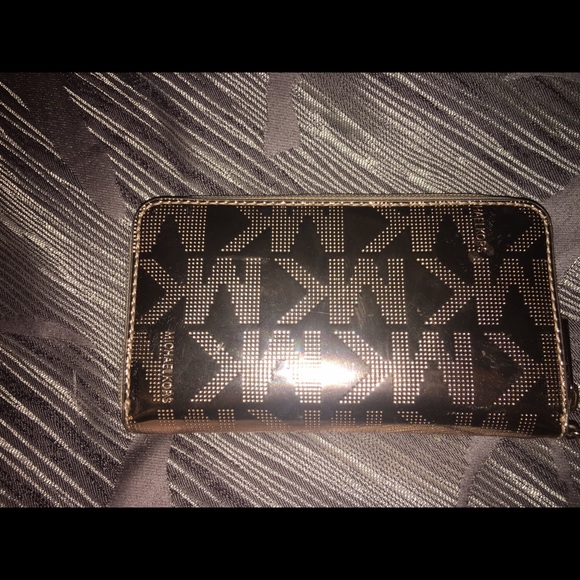 Michael Kors wrist wallet - Picture 2 of 3