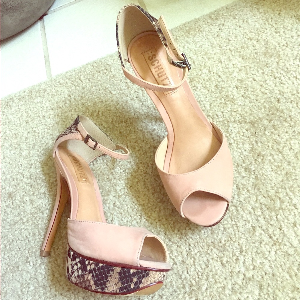 Schutz Platform sandal. Suede. Blush.