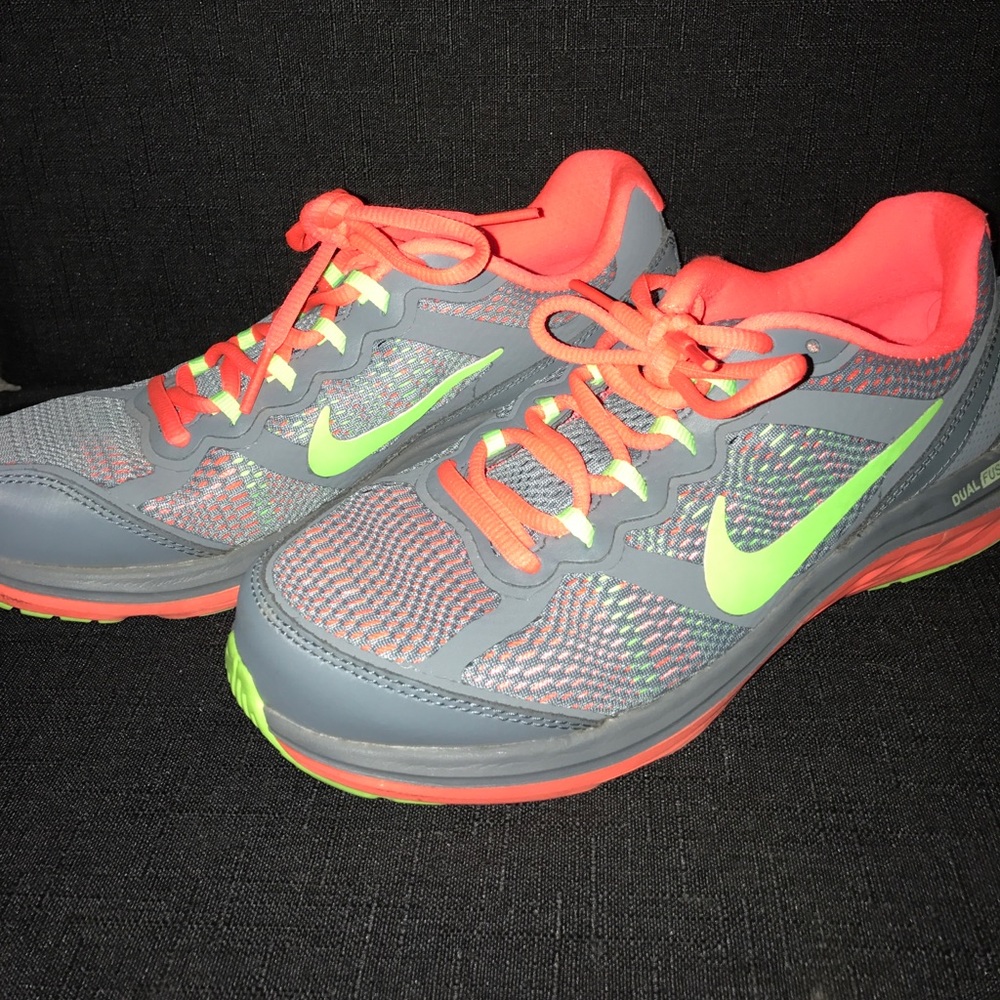 Nikes size 6!!