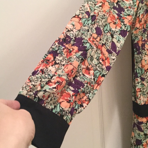 BCB generation 12 floral romper with back slit NWT - Picture 3 of 8