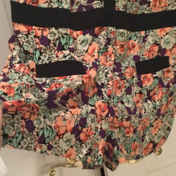 BCB generation 12 floral romper with back slit NWT - Picture 4 of 8