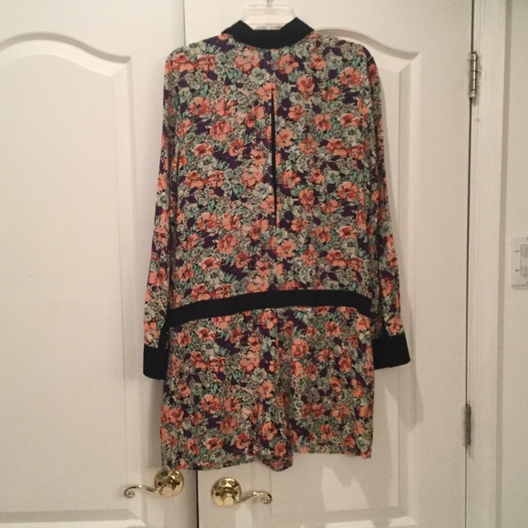 BCB generation 12 floral romper with back slit NWT - Picture 5 of 8
