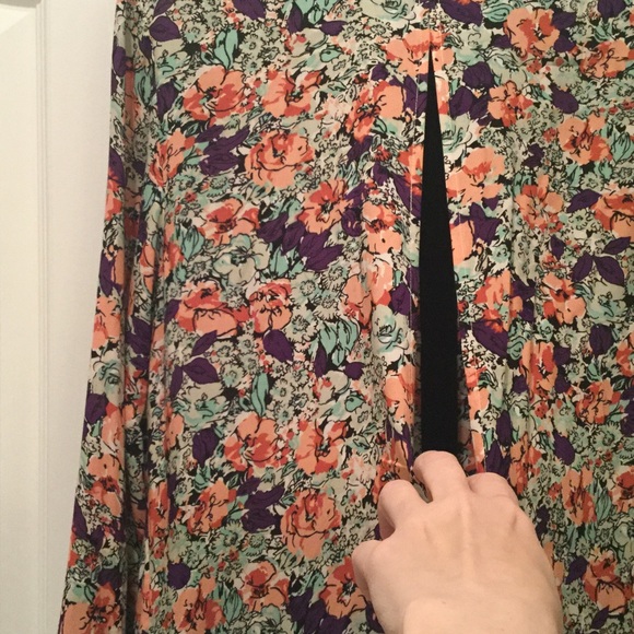 BCB generation 12 floral romper with back slit NWT - Picture 6 of 8