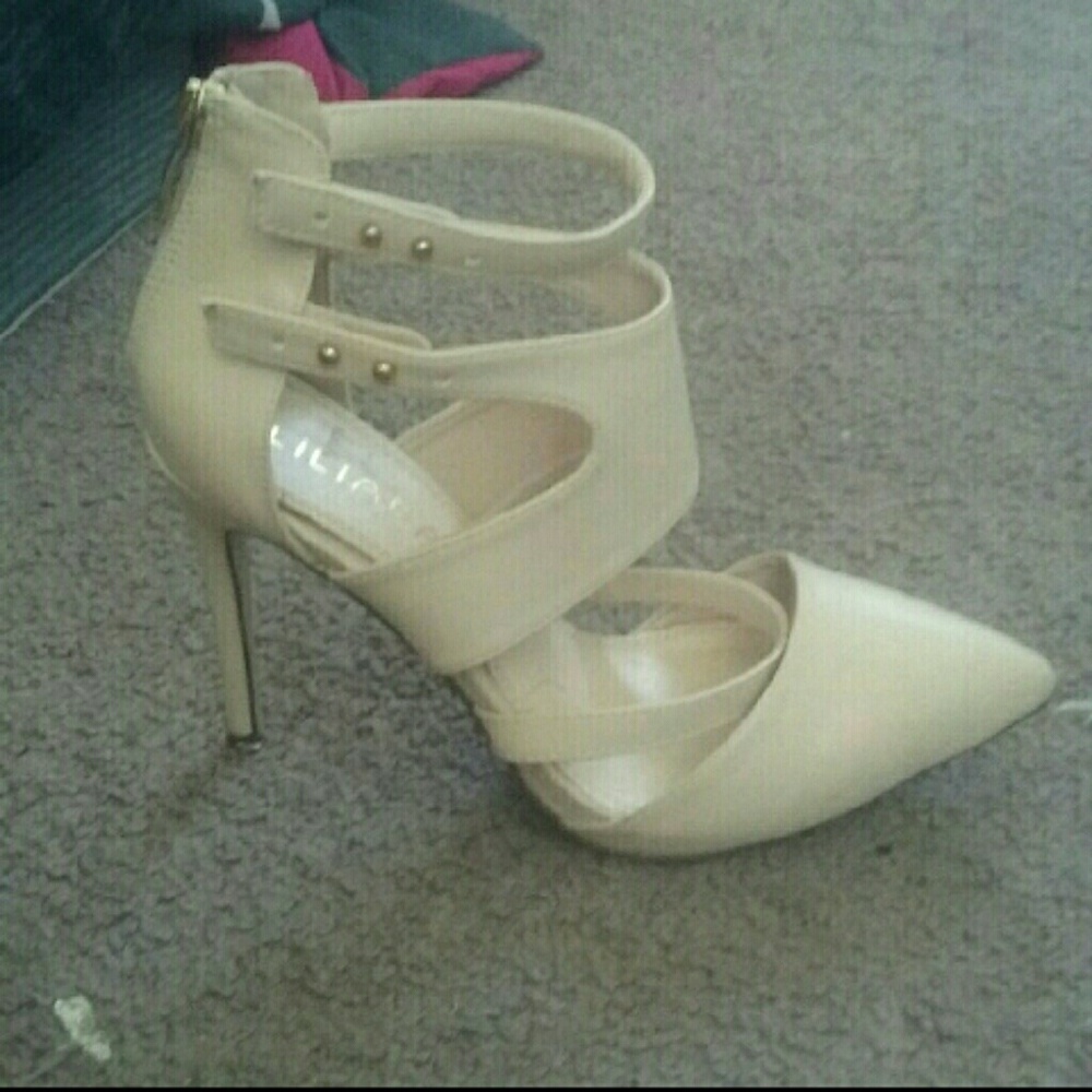 Heels new never worn they didn't fit me