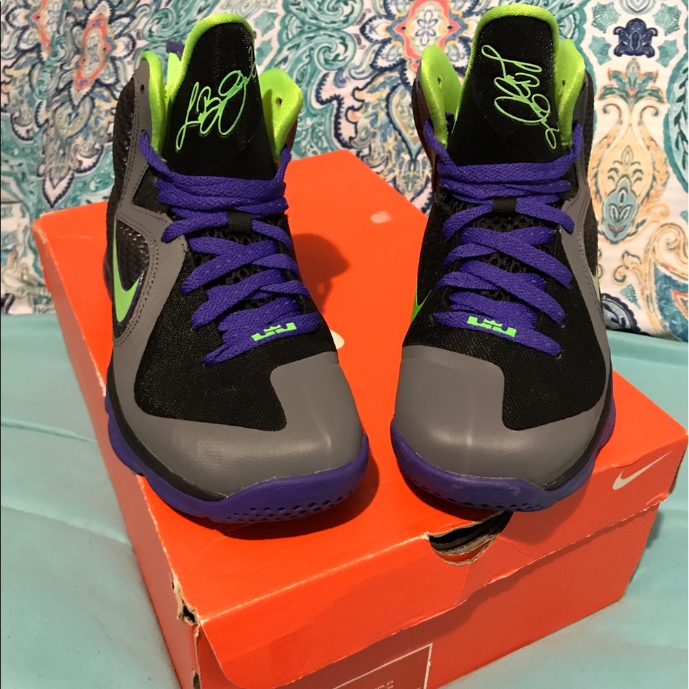 Lebron 9 Nike Sneakers Size 4 Youth. 6-6.5 Women.
