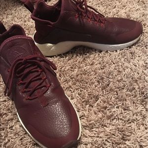 basically BRAND NEW. maroon Nike Huaraches