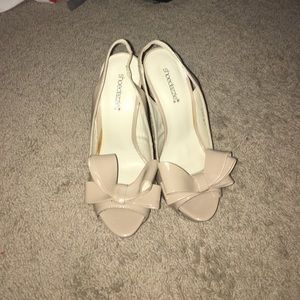 Nude strap heel with bow