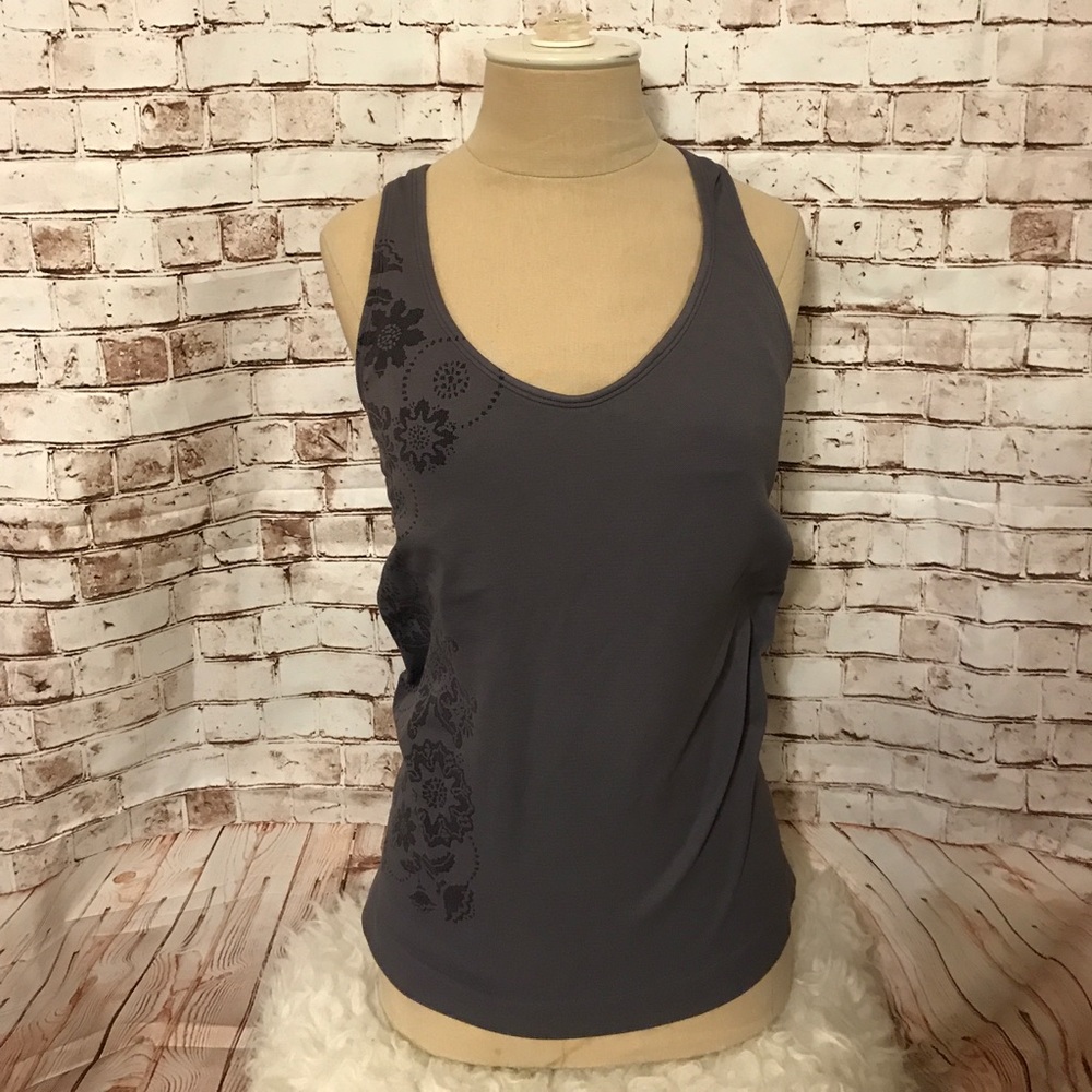 Athletic essentials top