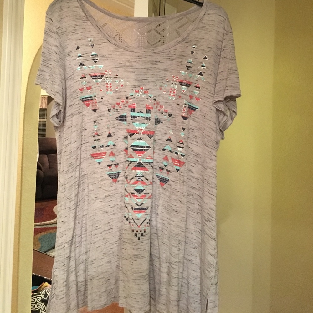 Tribal print gray t shirt. Size XL.