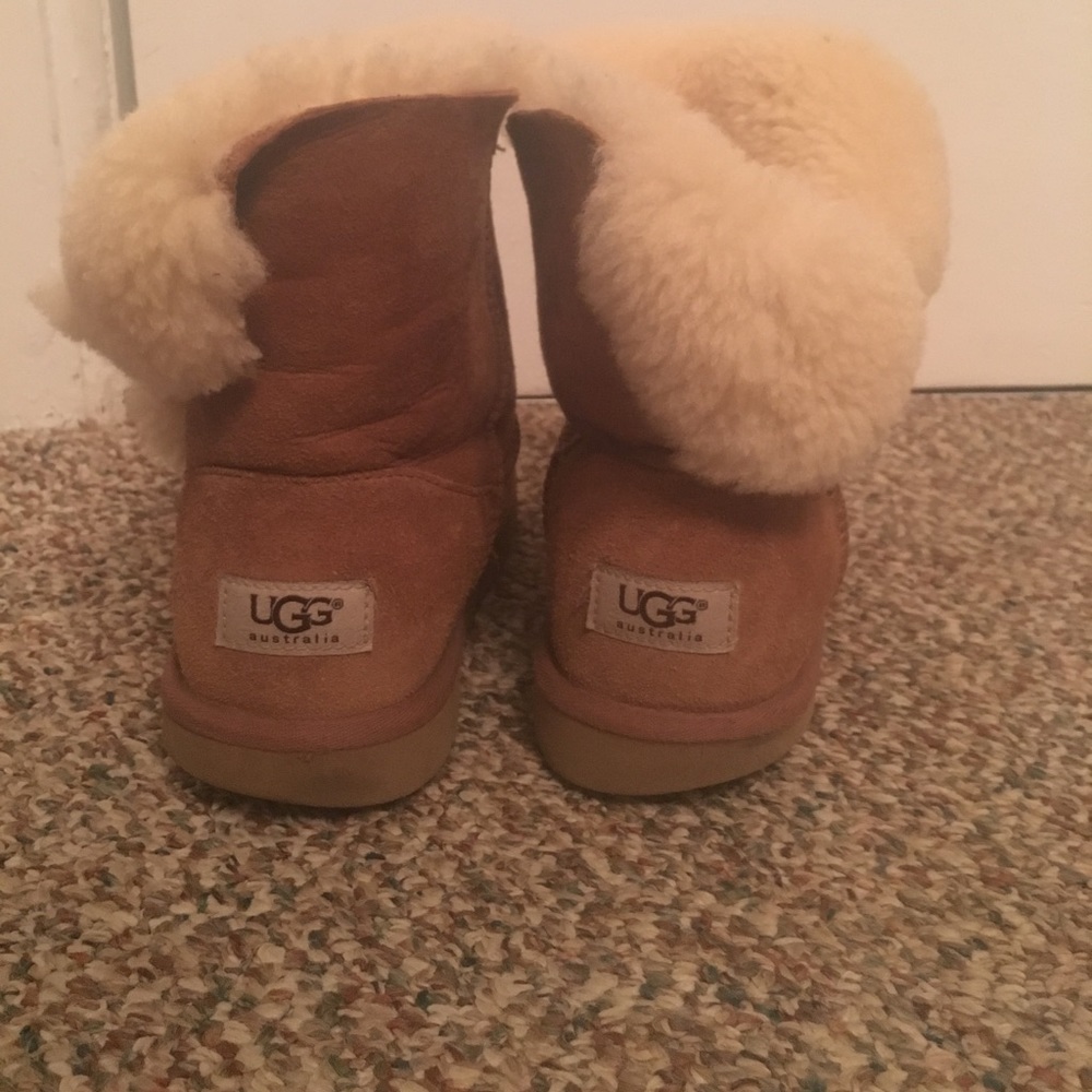 Tan bailey button uggs!