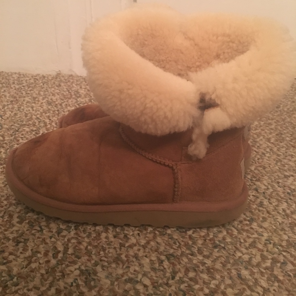 Tan bailey button uggs! - Picture 3 of 4