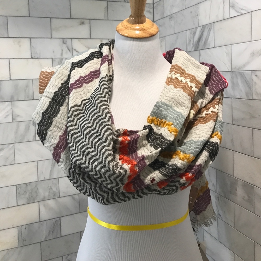 Versatile patterned scarf/wrap NWT
