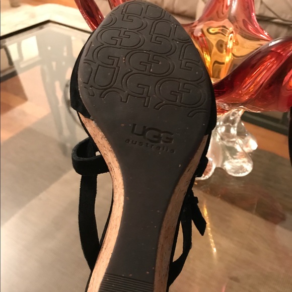 Georgous pair of Ugg Wedges 🌻🌻 - Picture 2 of 6