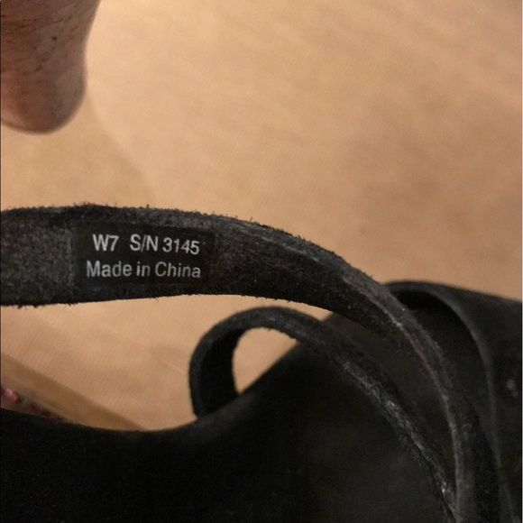 Georgous pair of Ugg Wedges 🌻🌻 - Picture 3 of 6