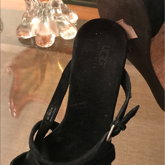 Georgous pair of Ugg Wedges 🌻🌻 - Picture 4 of 6