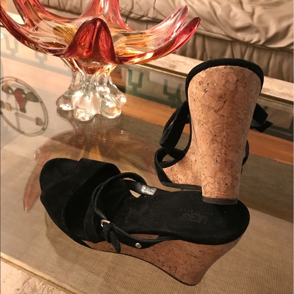 Georgous pair of Ugg Wedges 🌻🌻 - Picture 6 of 6