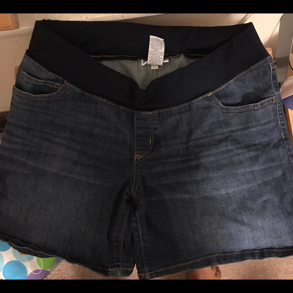 Liz Lange maternity shorts