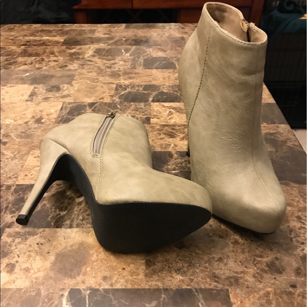 Women's size 6.5 Booties sage green