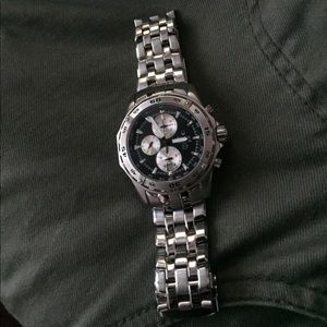 Bulova Watch. Needs battery and theres no box.