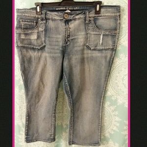 Really cute distressed jean capris