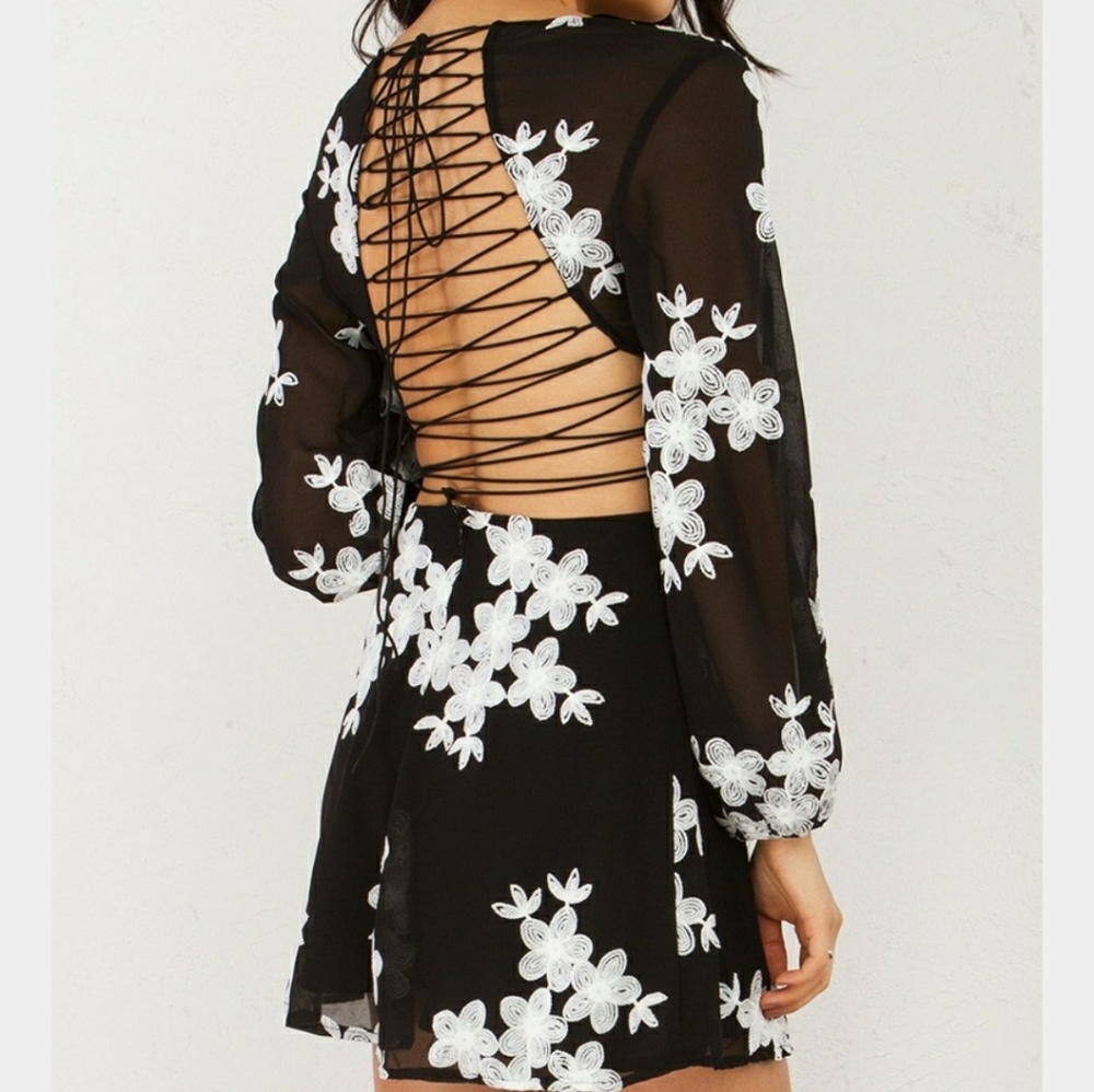 🚫 SOLD 🚫 Floral lace up back dress. - Picture 2 of 7